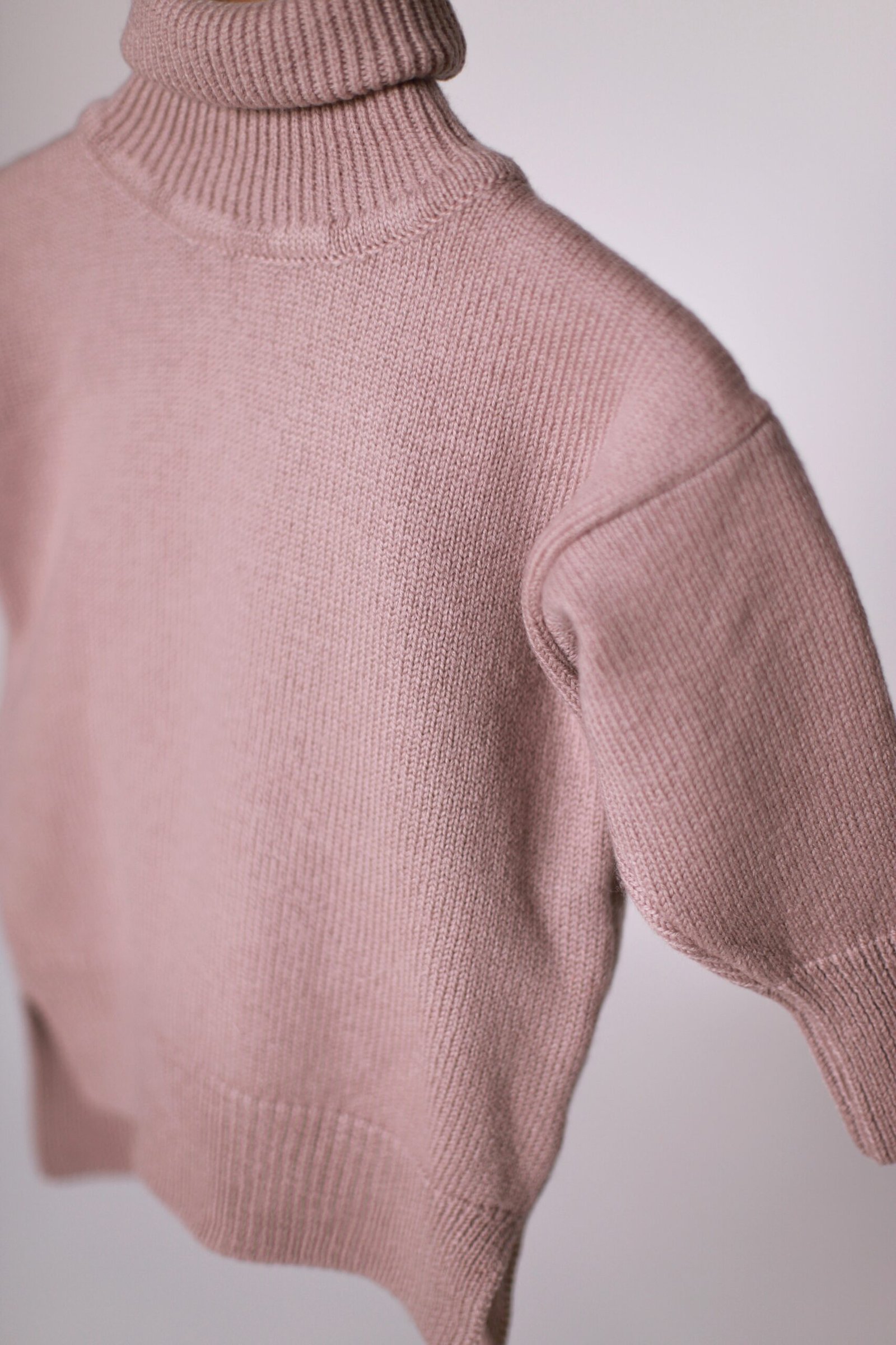 merino vilnos megztinis su kaklu