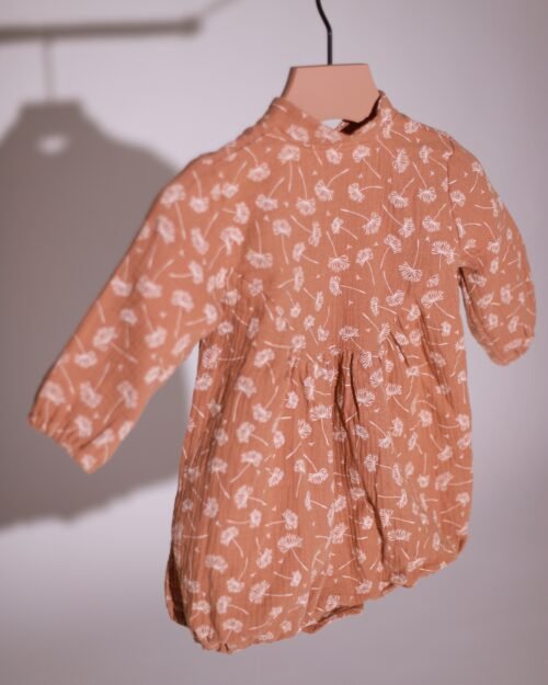 muslino kombinezonas su gėlytėmis