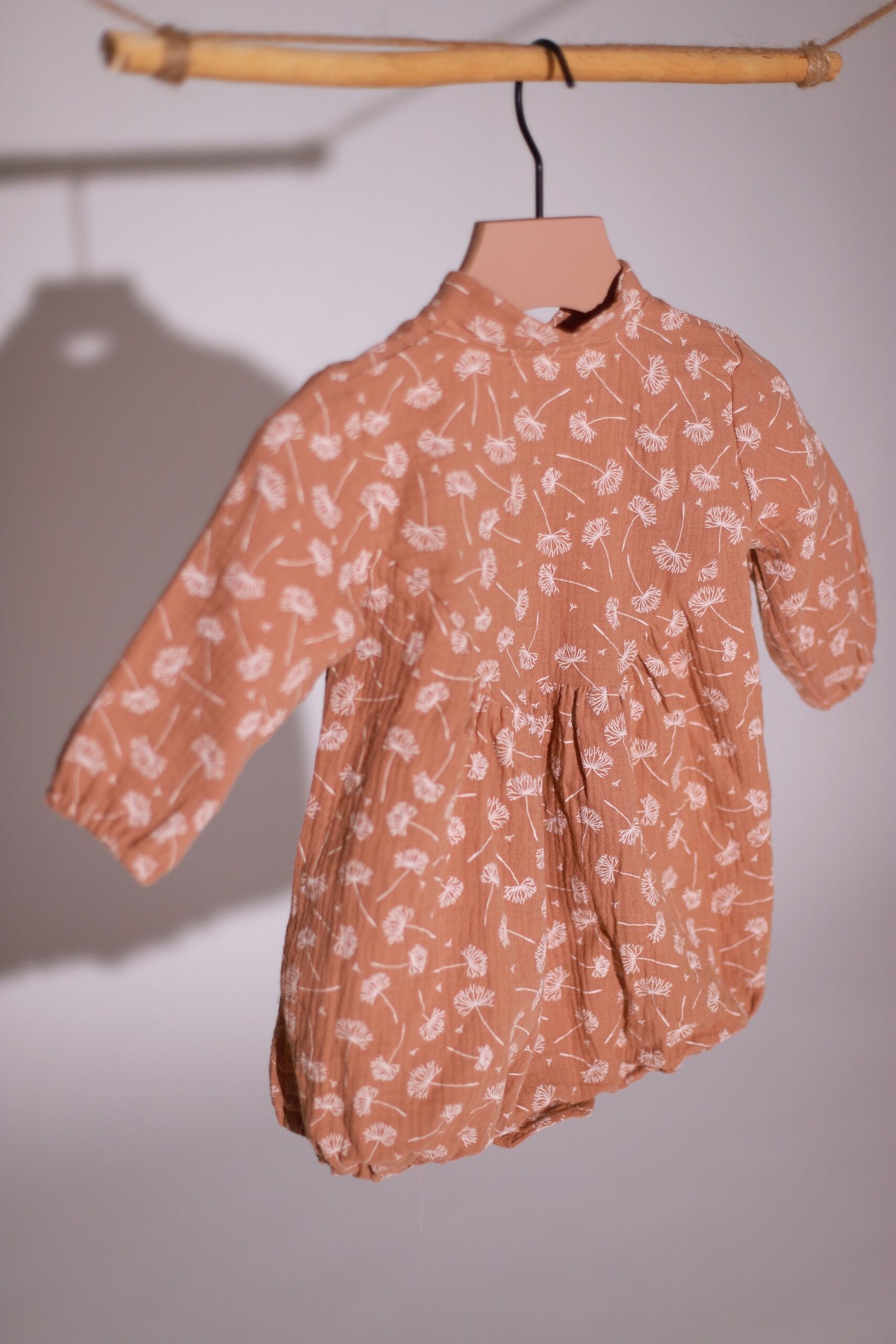 muslino kombinezonas su gėlytėmis