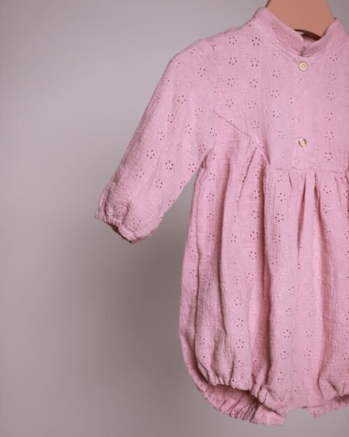 rausvas kombinezonas su gėlytėmis