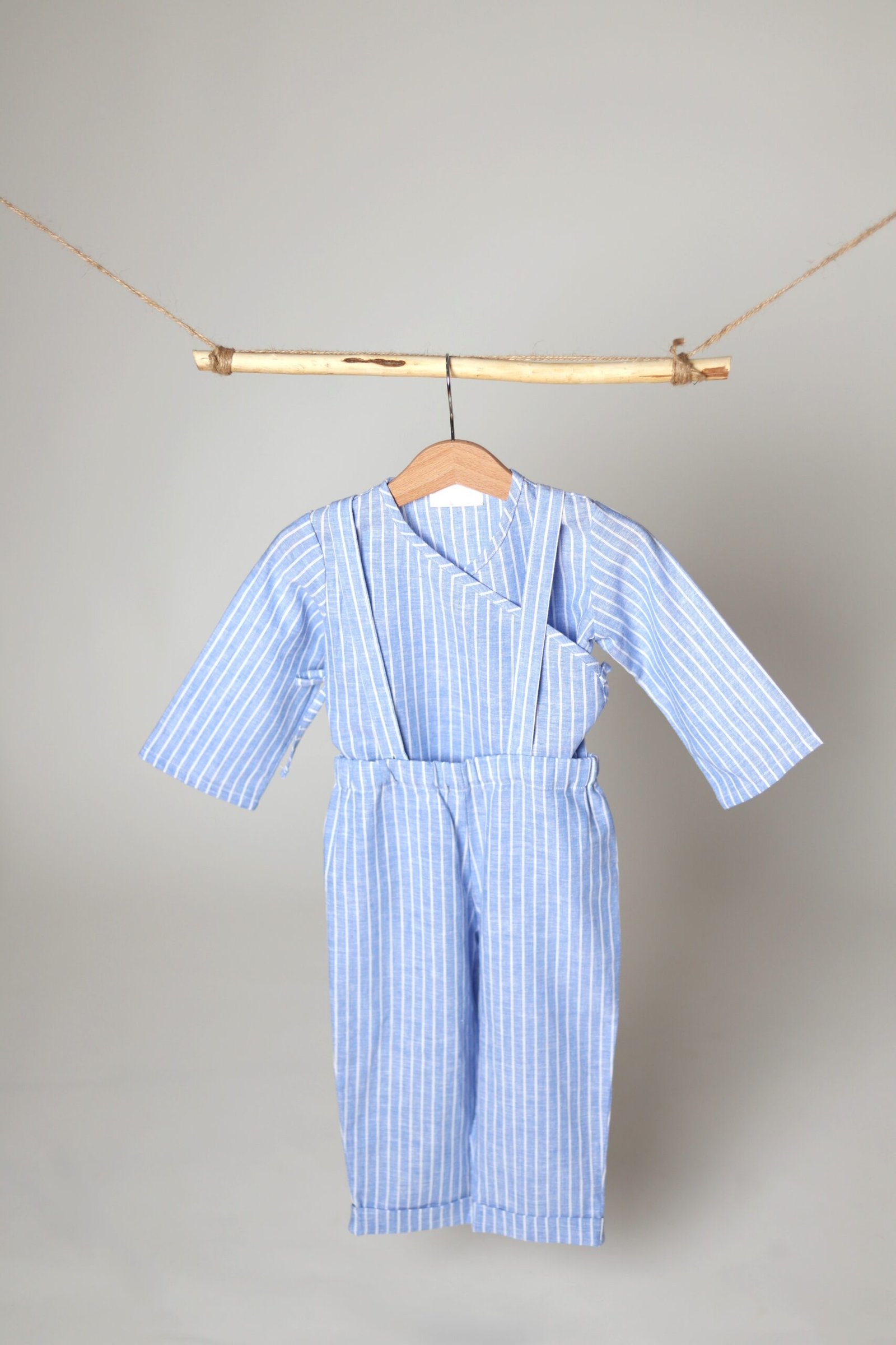 dryžuotas lino kostiumėlis vaikams