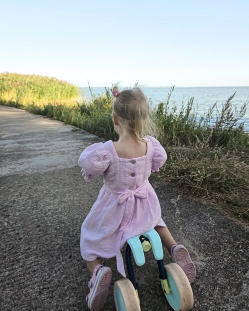 muslino suknelė pūstomis rankovėmis