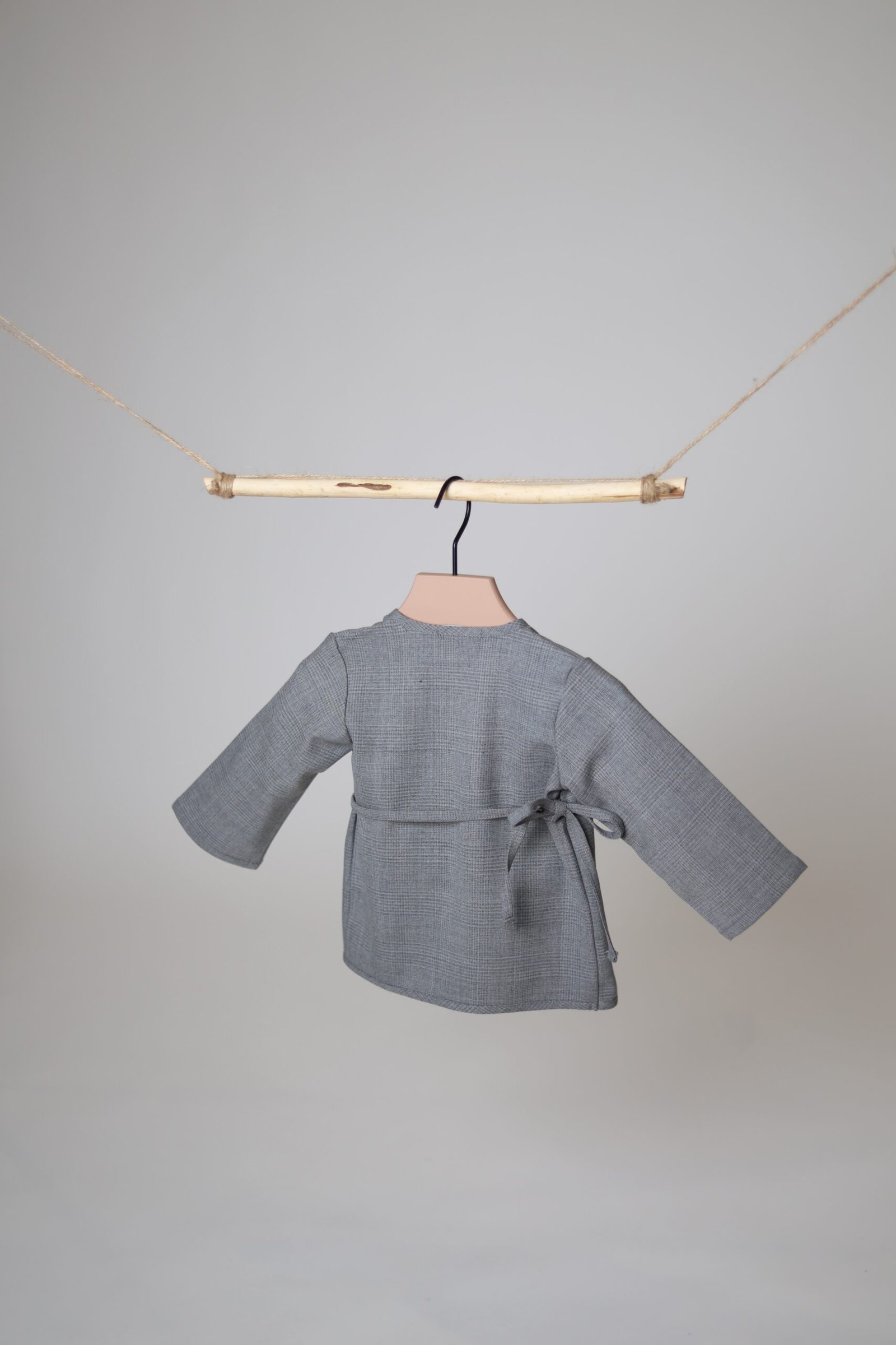 susiaučiamas pilkas vilnos švarkelis