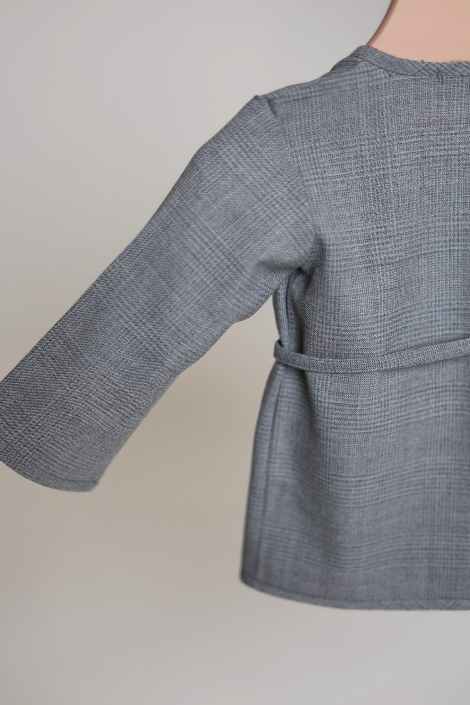 pilkas languotas vilnos svarkelis vaikams