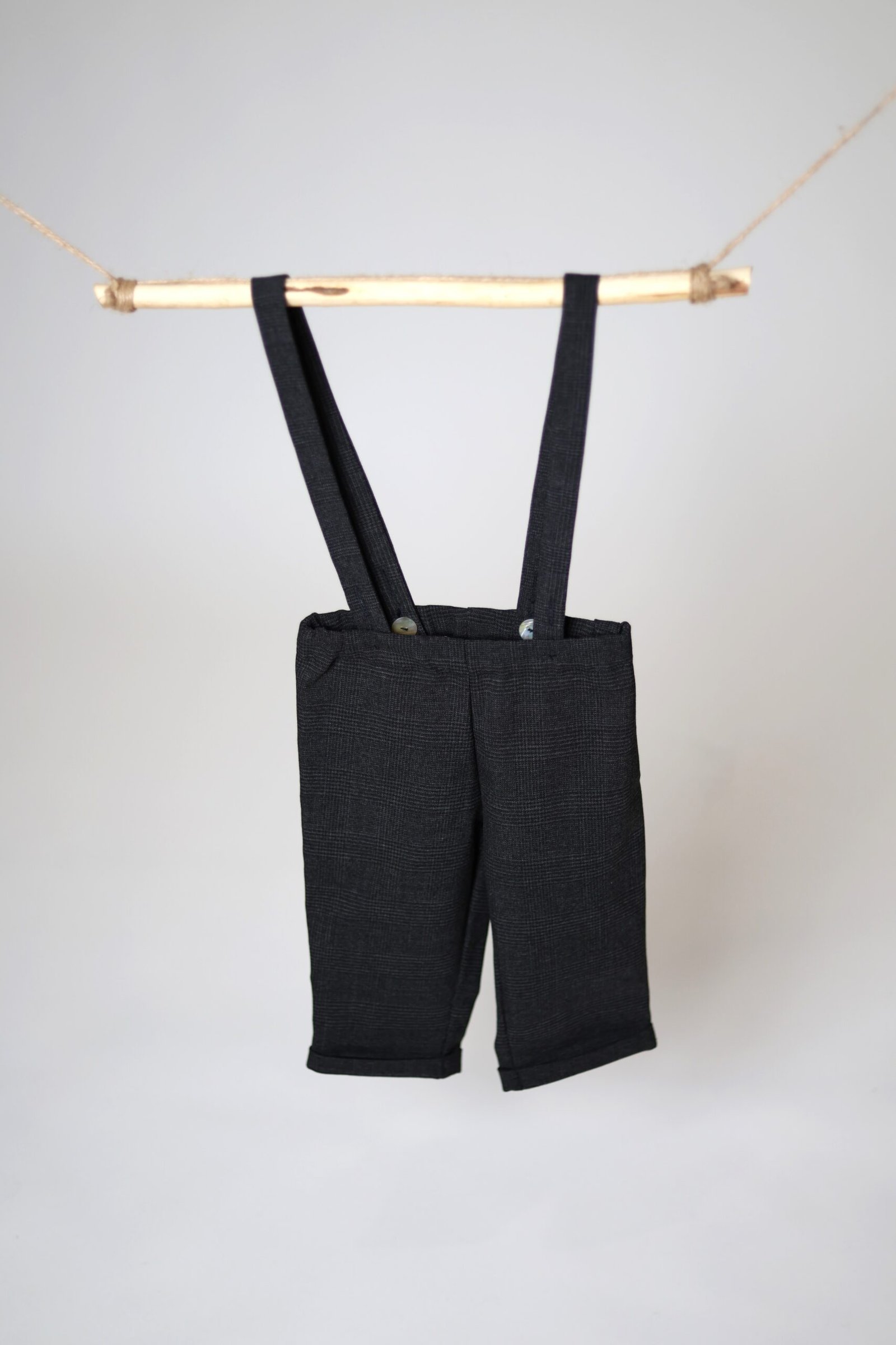 vaikiškos juodos kelnės su petnešomis