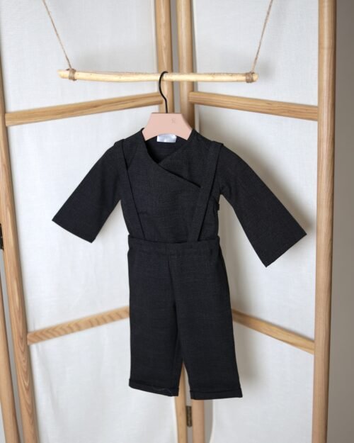 klasikinis kostiumėlis vaikams su kelnėmis ir švarku