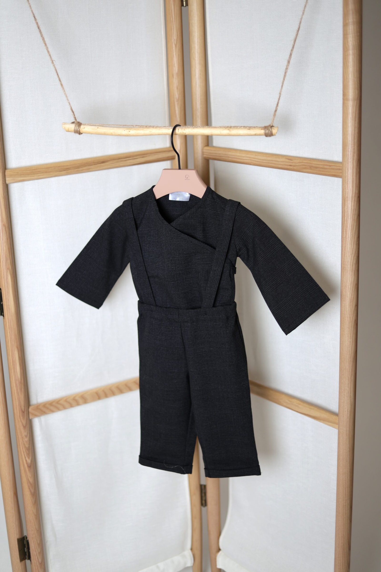 klasikinis kostiumėlis vaikams su kelnėmis ir švarku