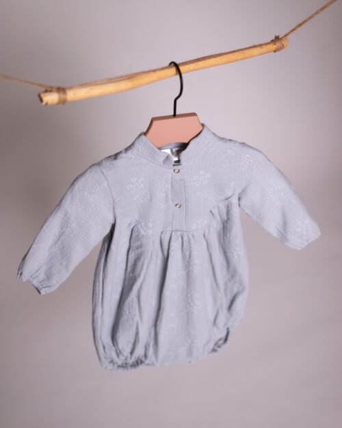 siuvinėtas muslino kombinezonas