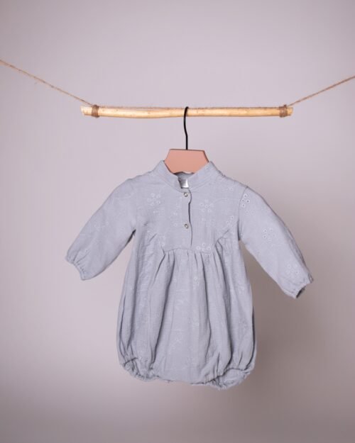 siuvinėti muslino drabužiai