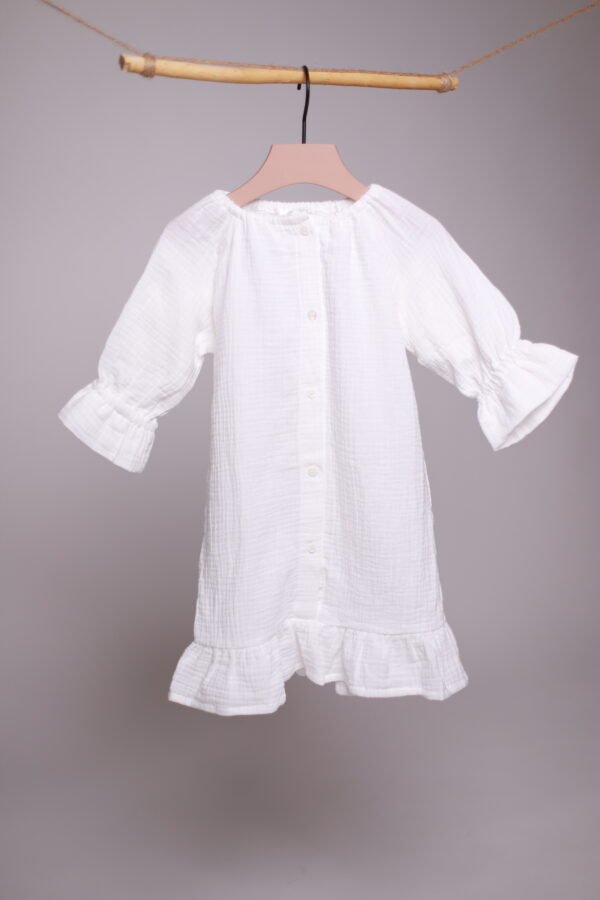 balta maxi muslino suknele