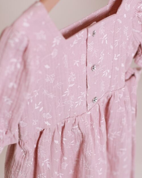 mergaitiška rausva suknelė su dirželiu