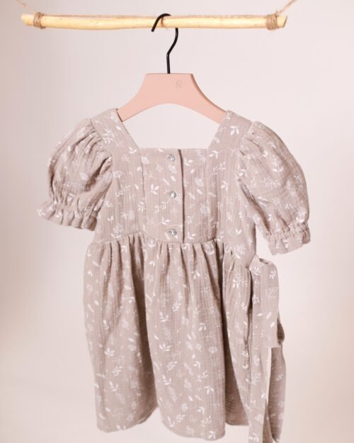 muslino suknele su dirzu mergaitei