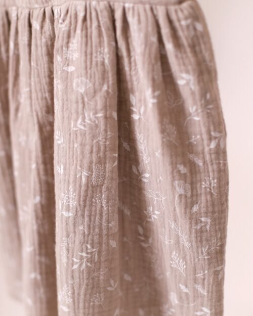 ruda muslino suknele su dirzeliu ir pustomis rankovemis mergaitei