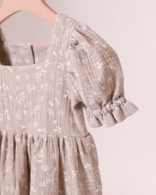 mergaitiska ruda muslino suknele