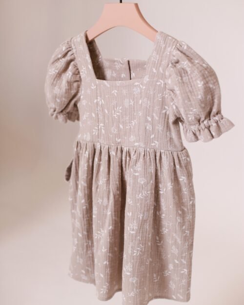 ruda muslino suknele su dirzeliu