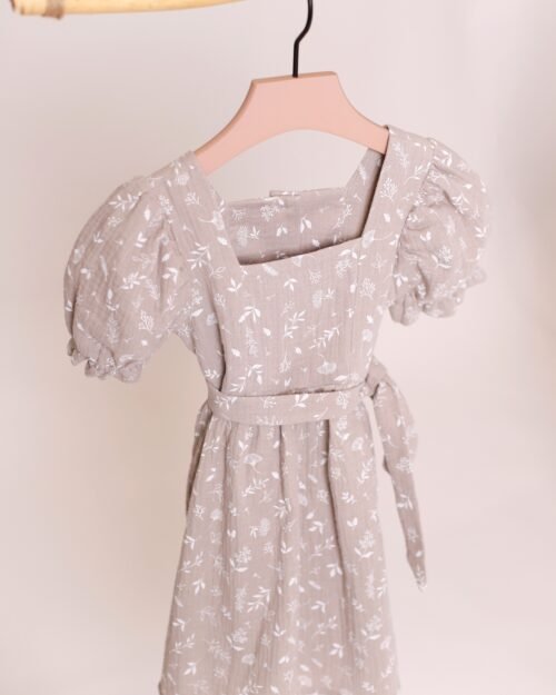 ruda muslino suknele mergaitei