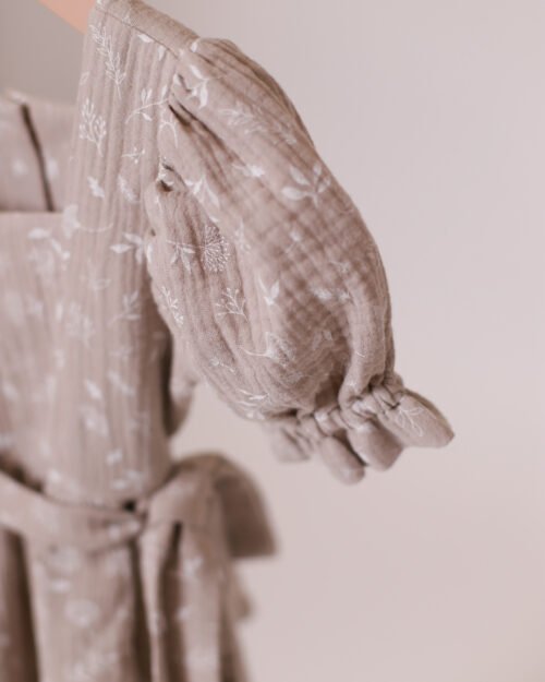 mergaitiska muslino suknele pustomis rankovemis