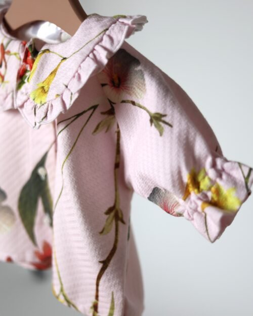 mergaitiški marškiniai su raukiniais