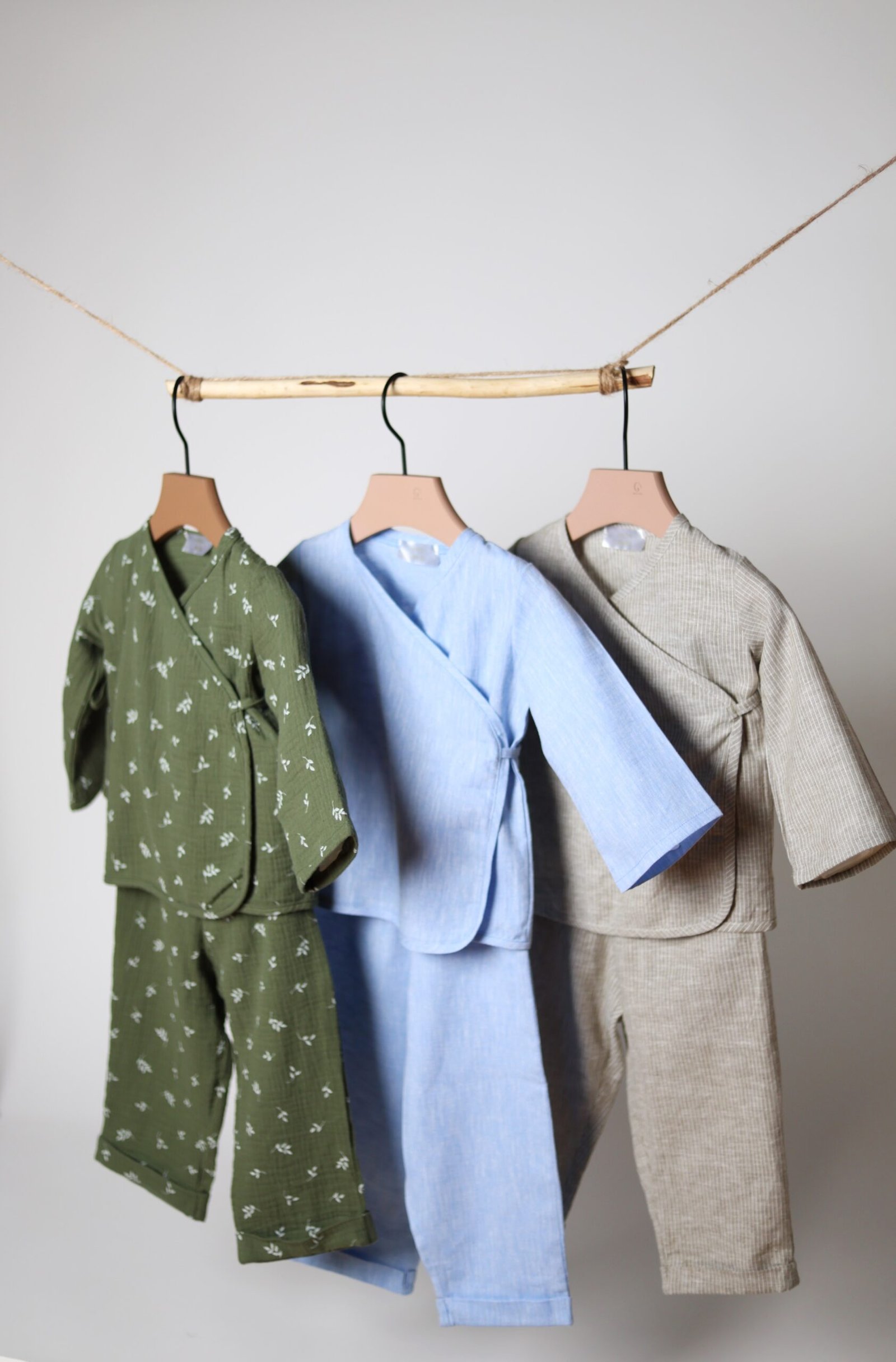 vaikiški lino kostiumėliai