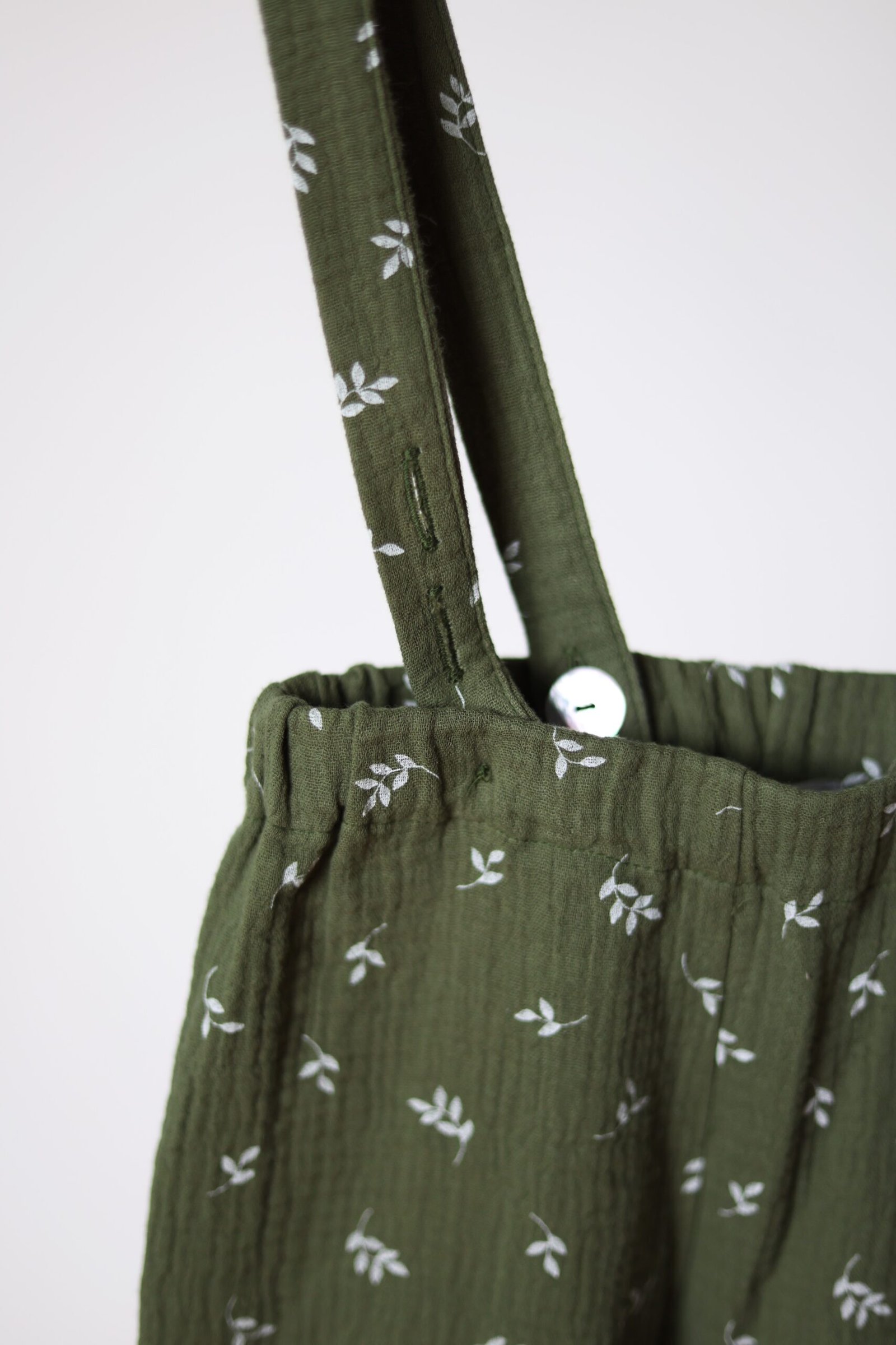 muslino kelnės su petnešėlėmis