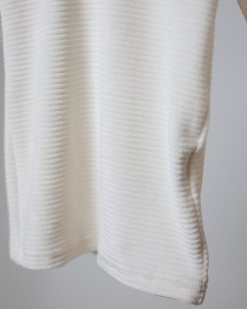 šviesus megztinis su kaklu