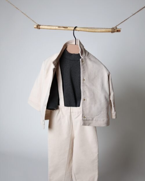 vaikiškas kreminis kostiumėlis