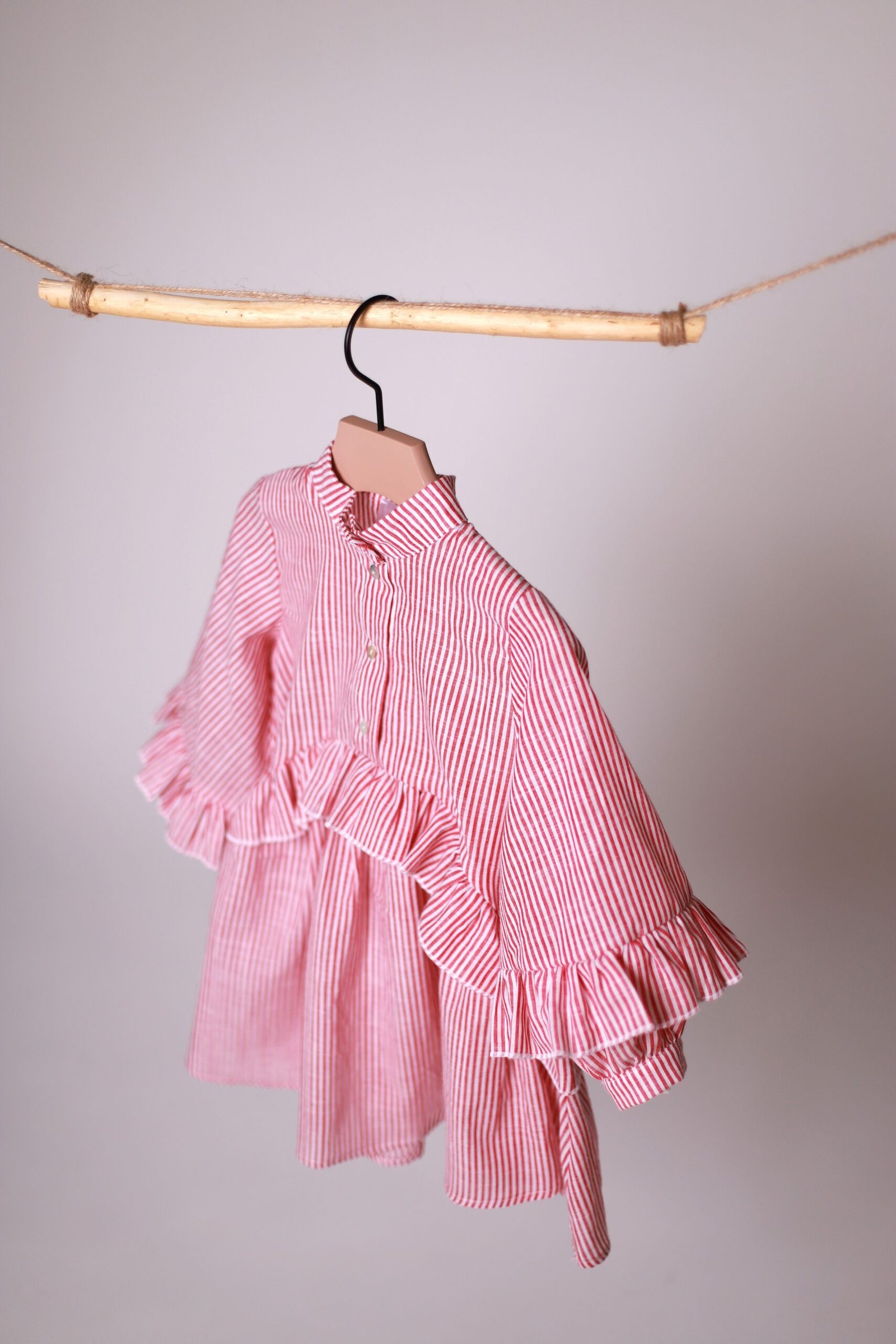 dryžuota suknelė su raukiniais