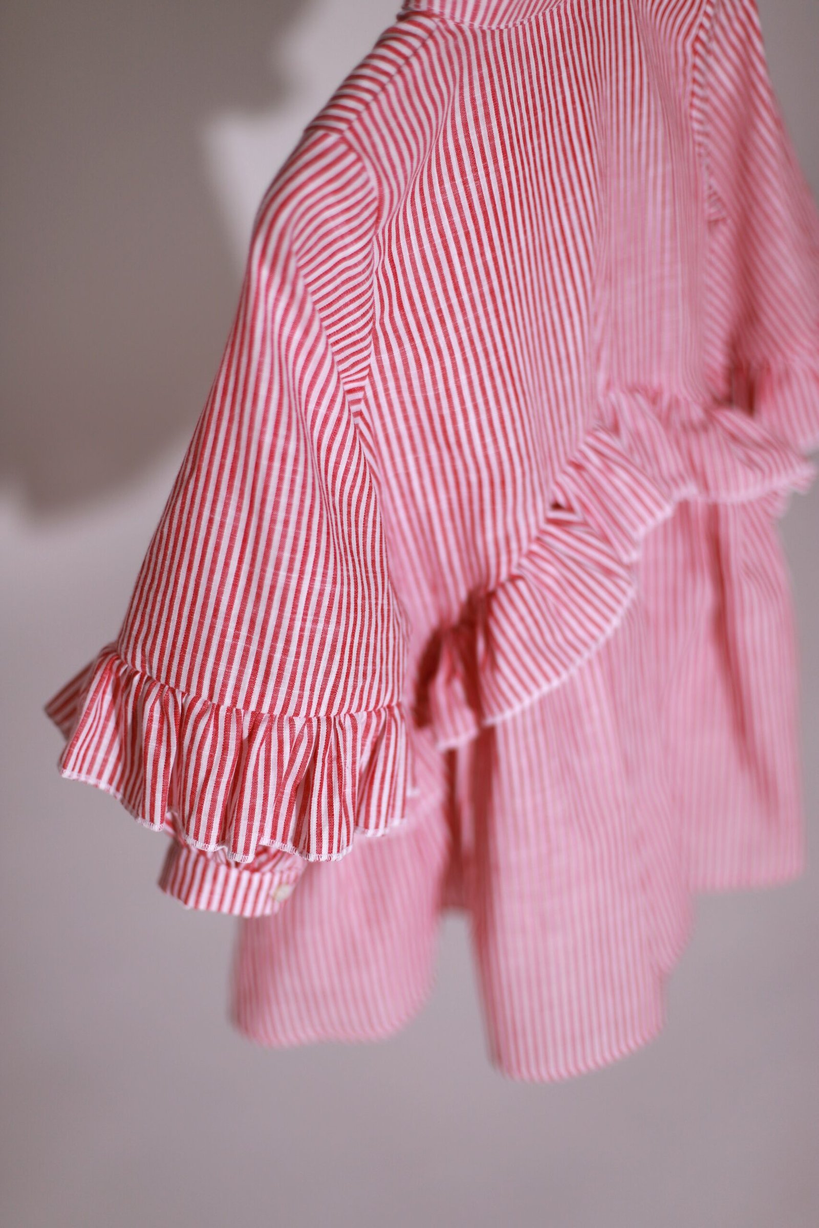 suknelė su raukiniais