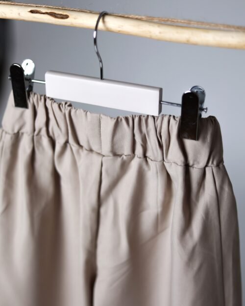 kelnės su klostėmis