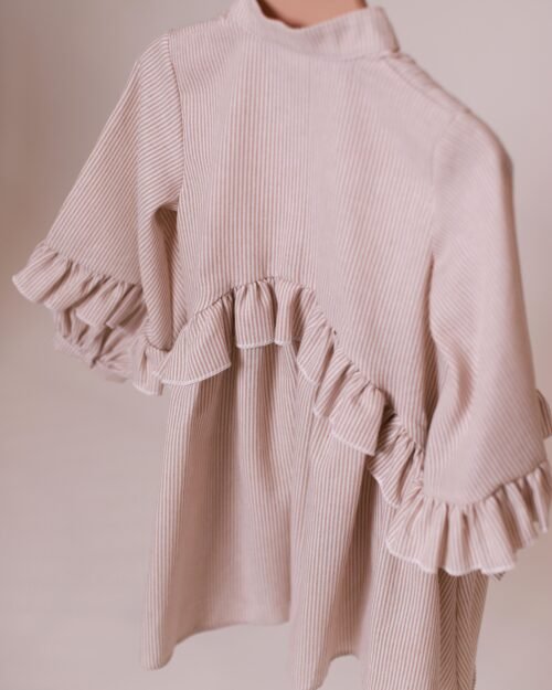 kreminė suknelė su raukiniais