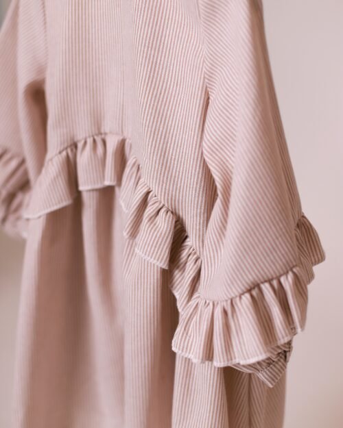 dryžuota suknelė ilgomis rankovėmis