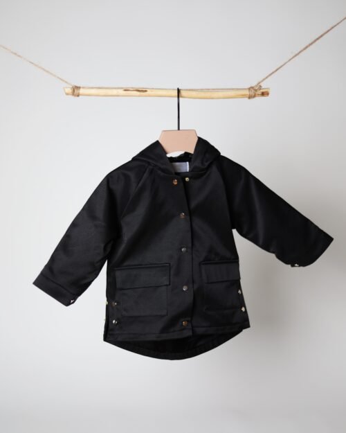 juodas lietpaltis vaikams