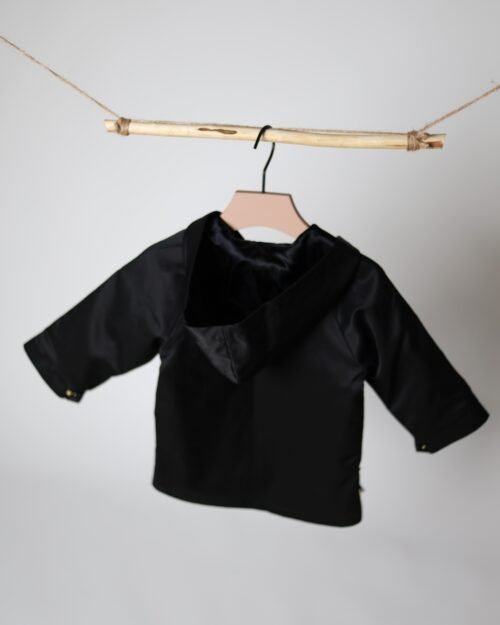 juoda vaikiška striukė