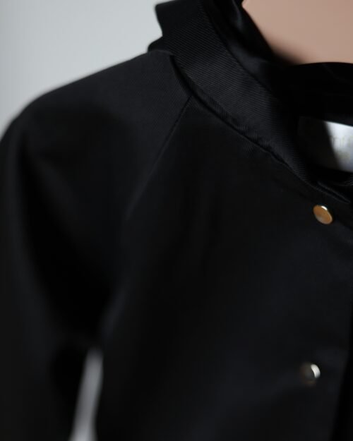 juoda prailginta striukė