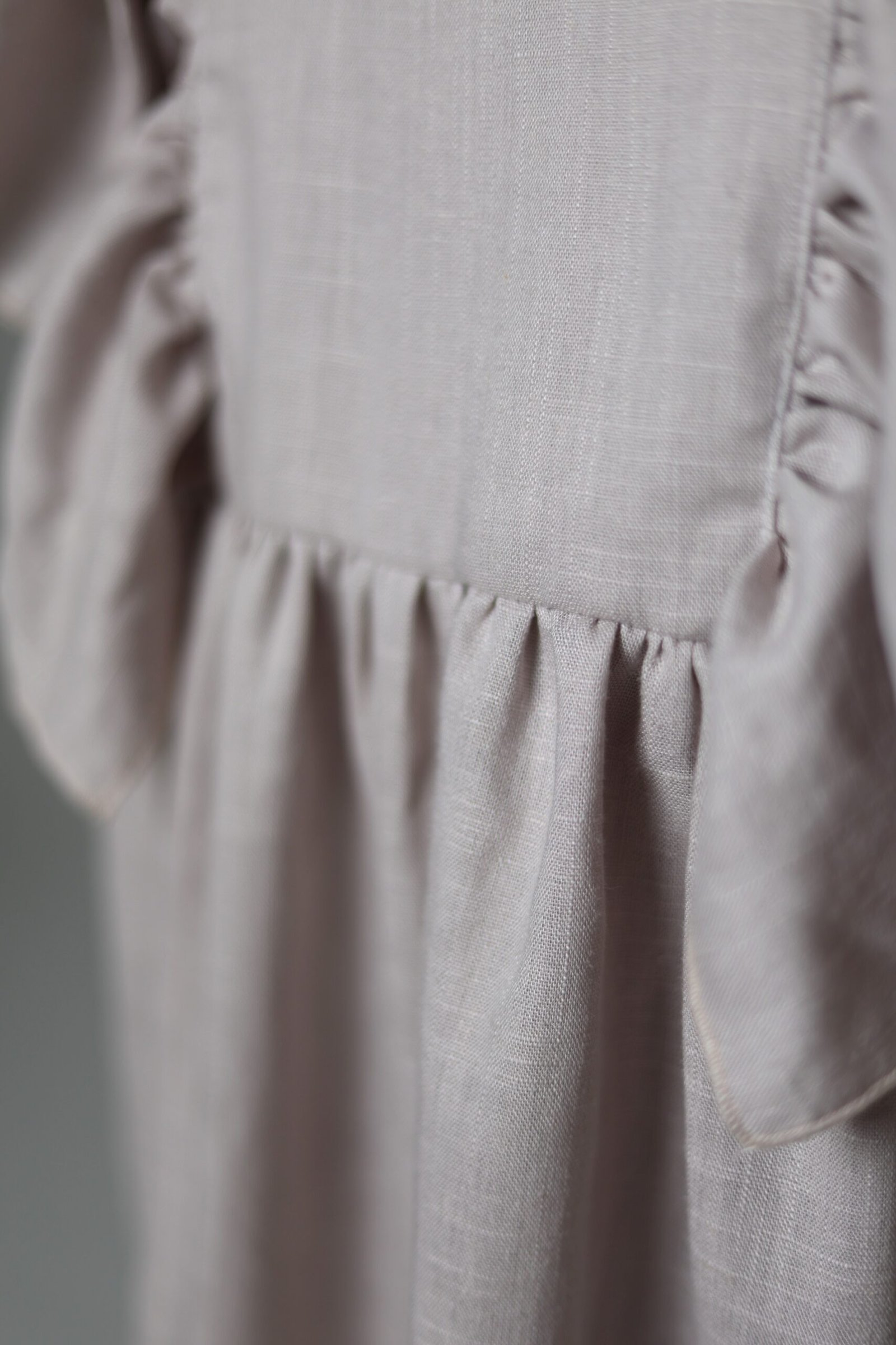 lininė suknelė su kaspinu