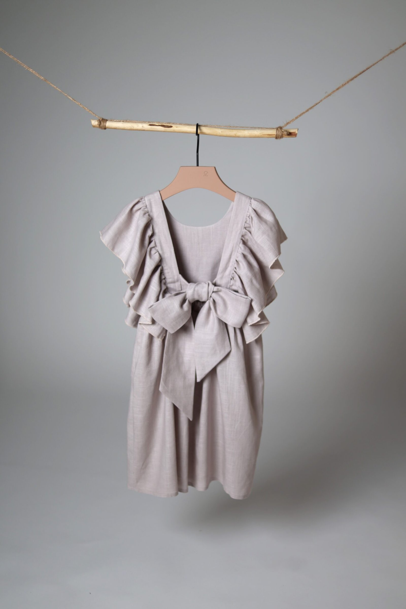 ruda lininė suknelė su kaspinu