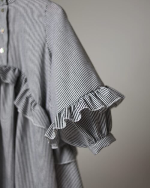 suknelė su raukiniais