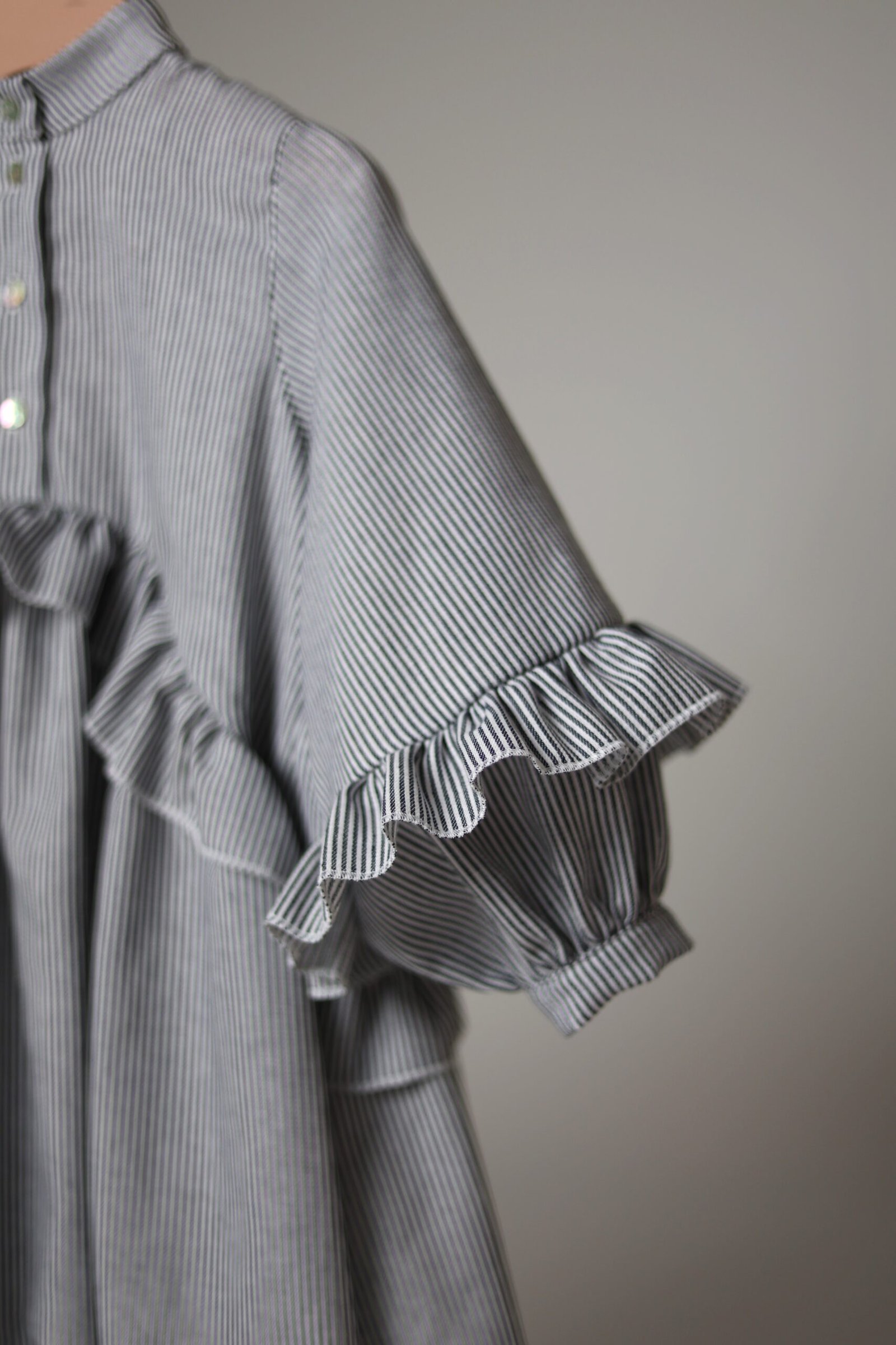 suknelė su raukiniais