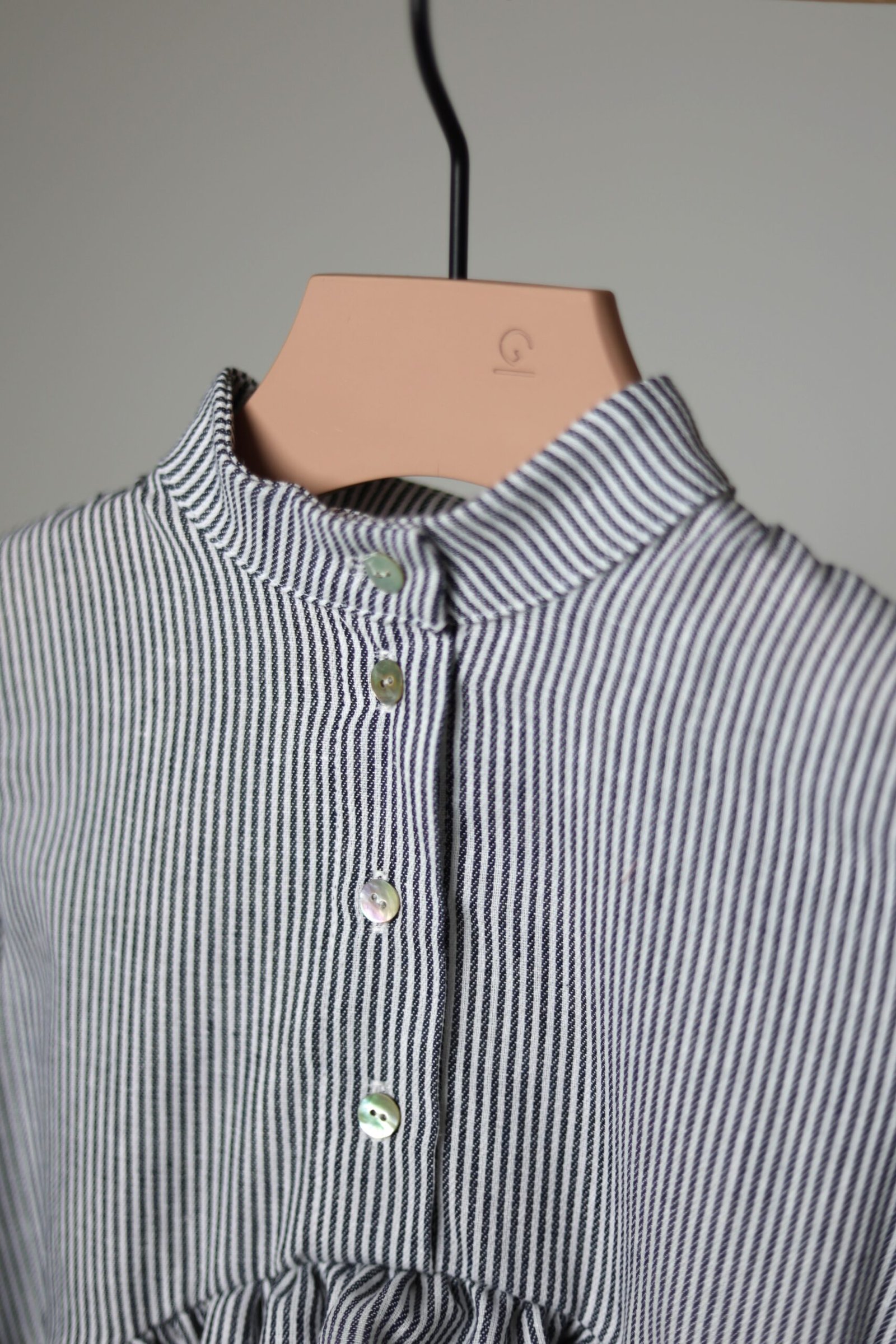 suknelė ilgomis rankovėmis