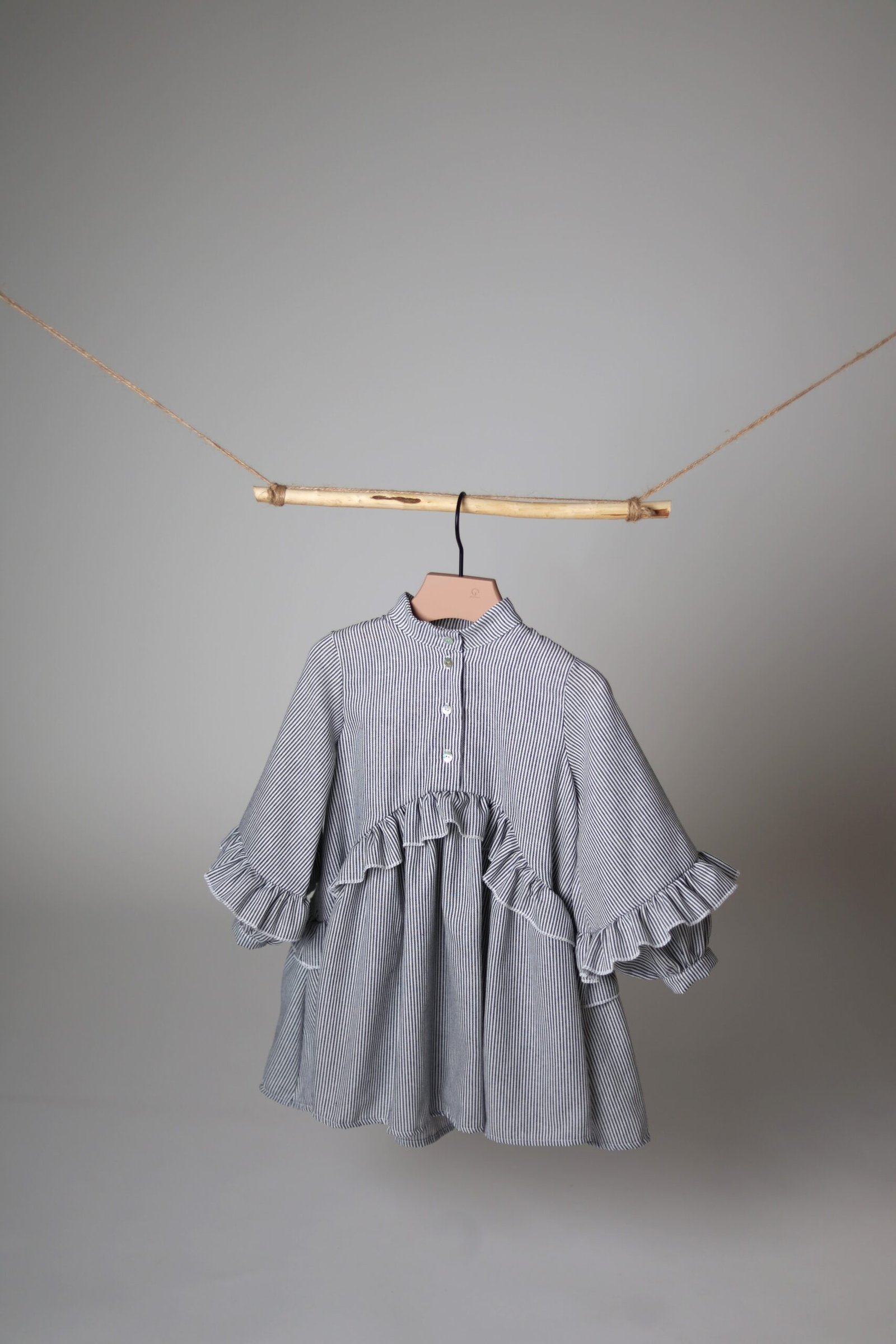 laisva suknelė su raukiniais