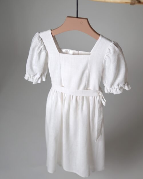 balta lininė suknelė