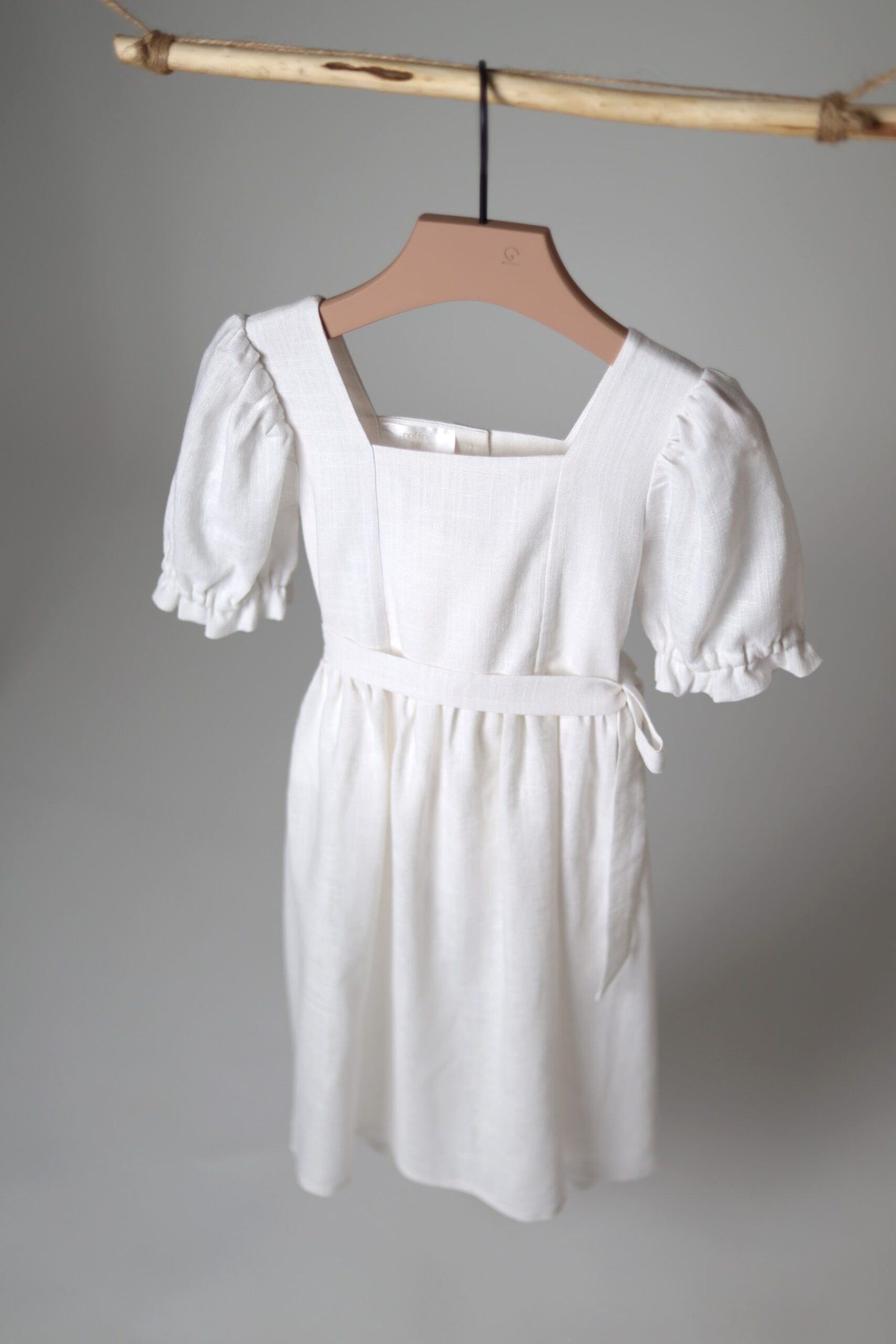 balta lininė suknelė