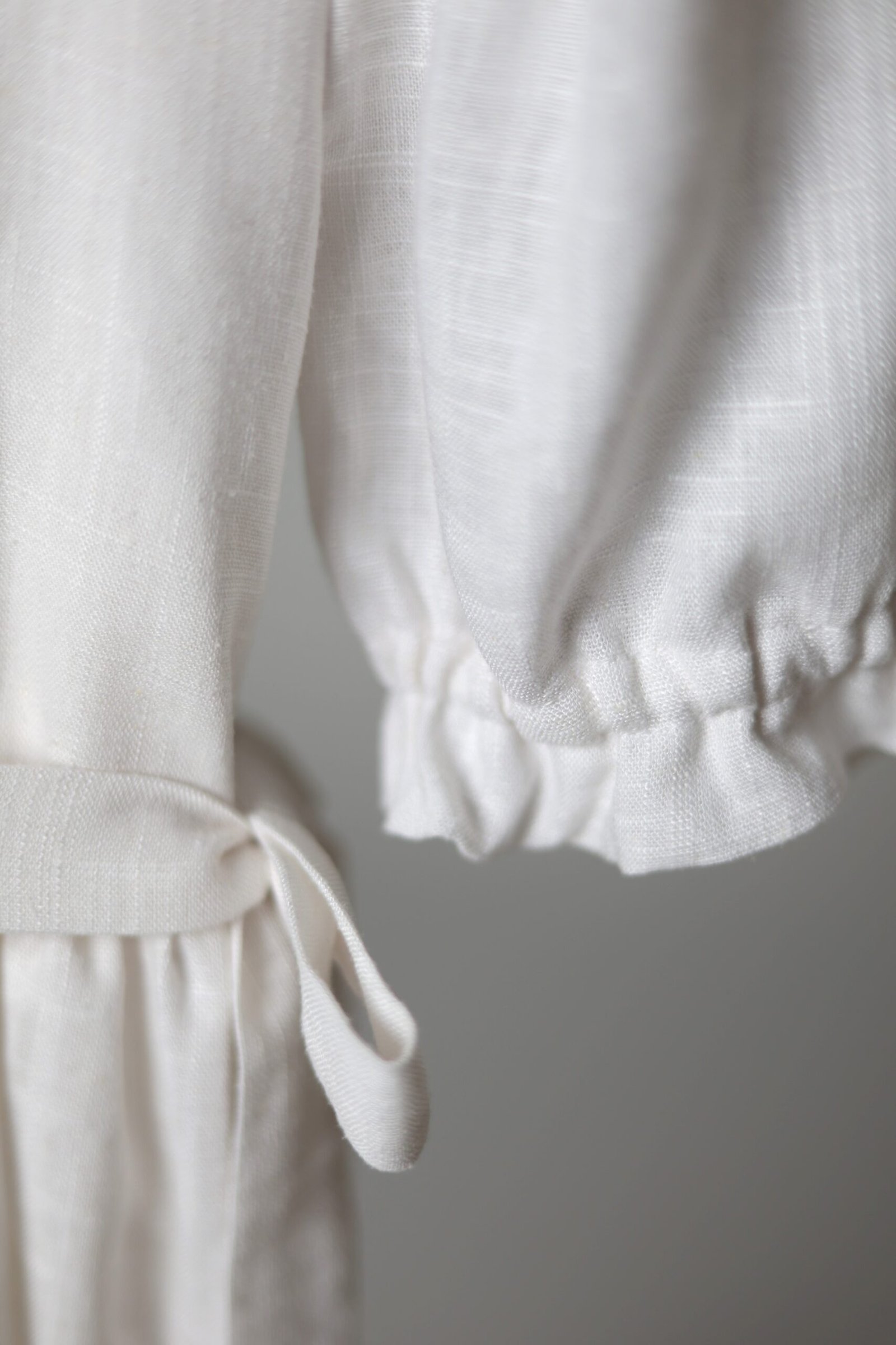 balta lino suknelė su dirželiu