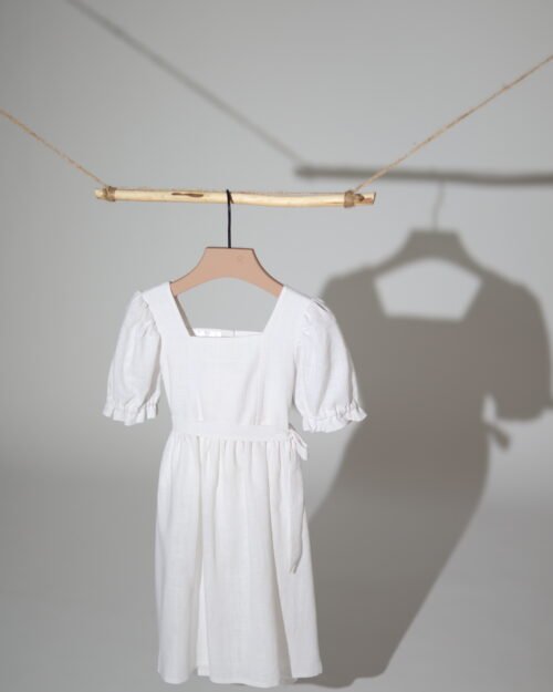 suknelė pūstomis rankovėmis ir dirželiu