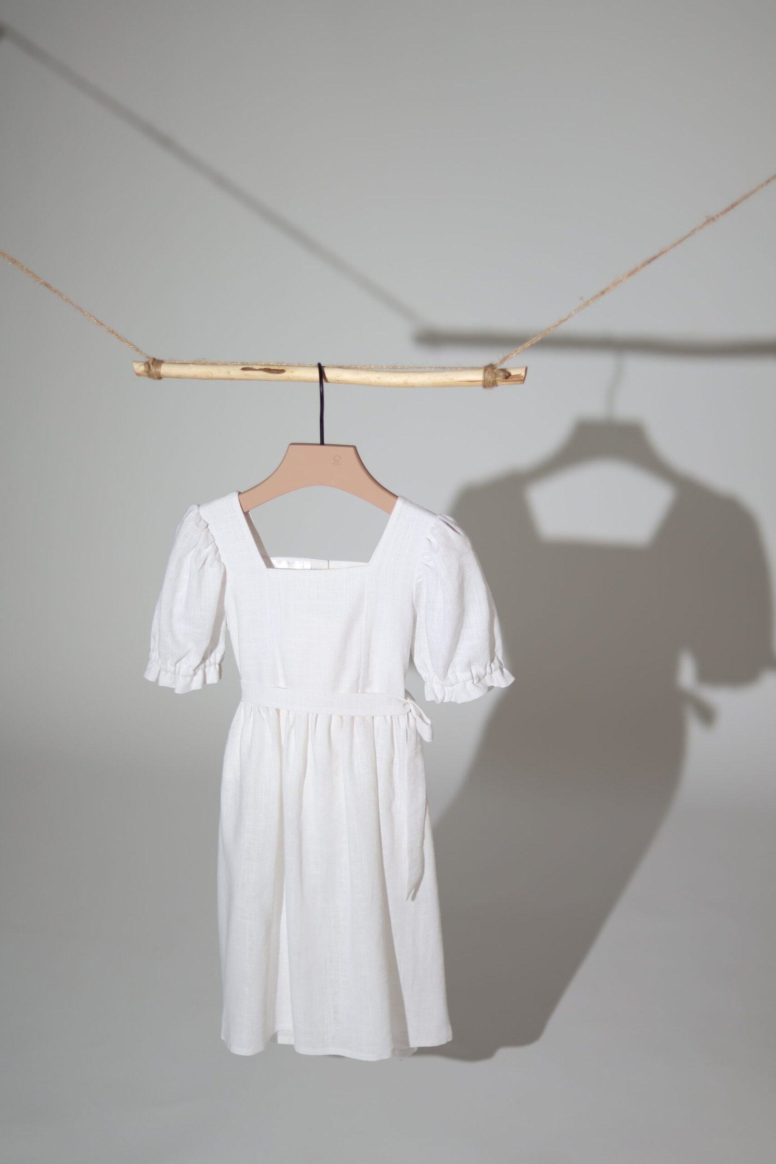 suknelė pūstomis rankovėmis ir dirželiu