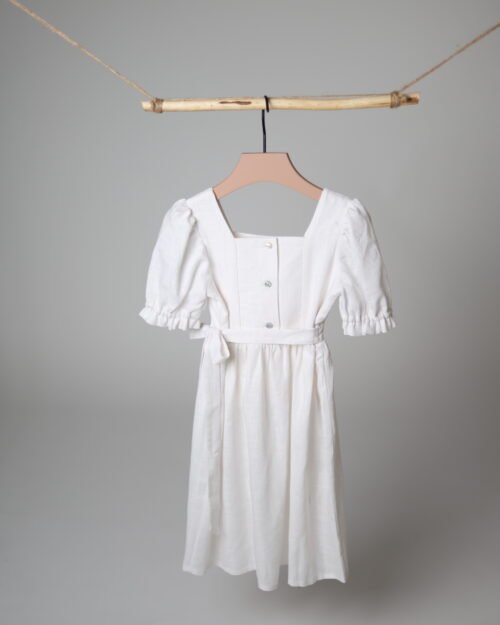 sujuosiama balta lininė suknelė