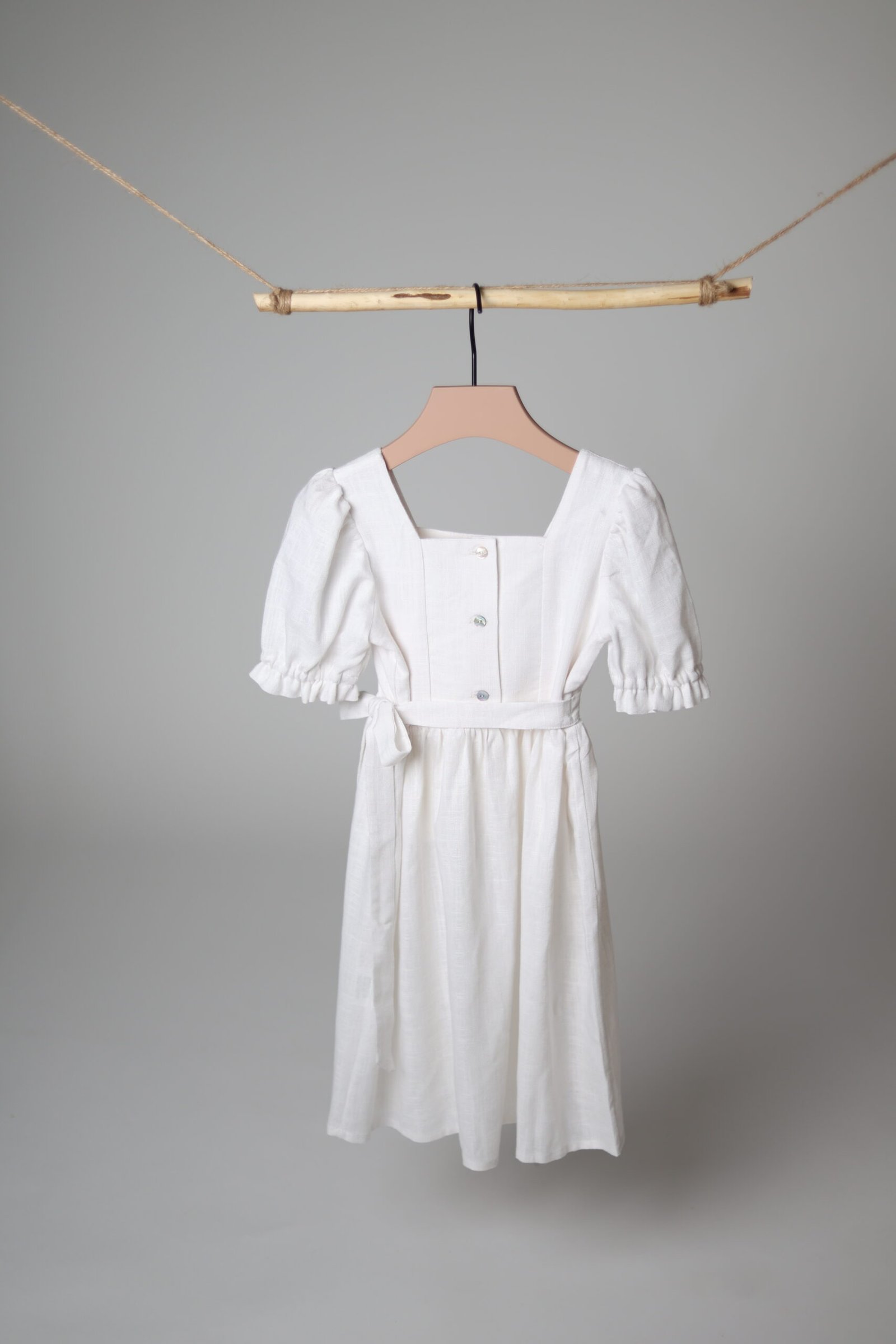 sujuosiama balta lininė suknelė