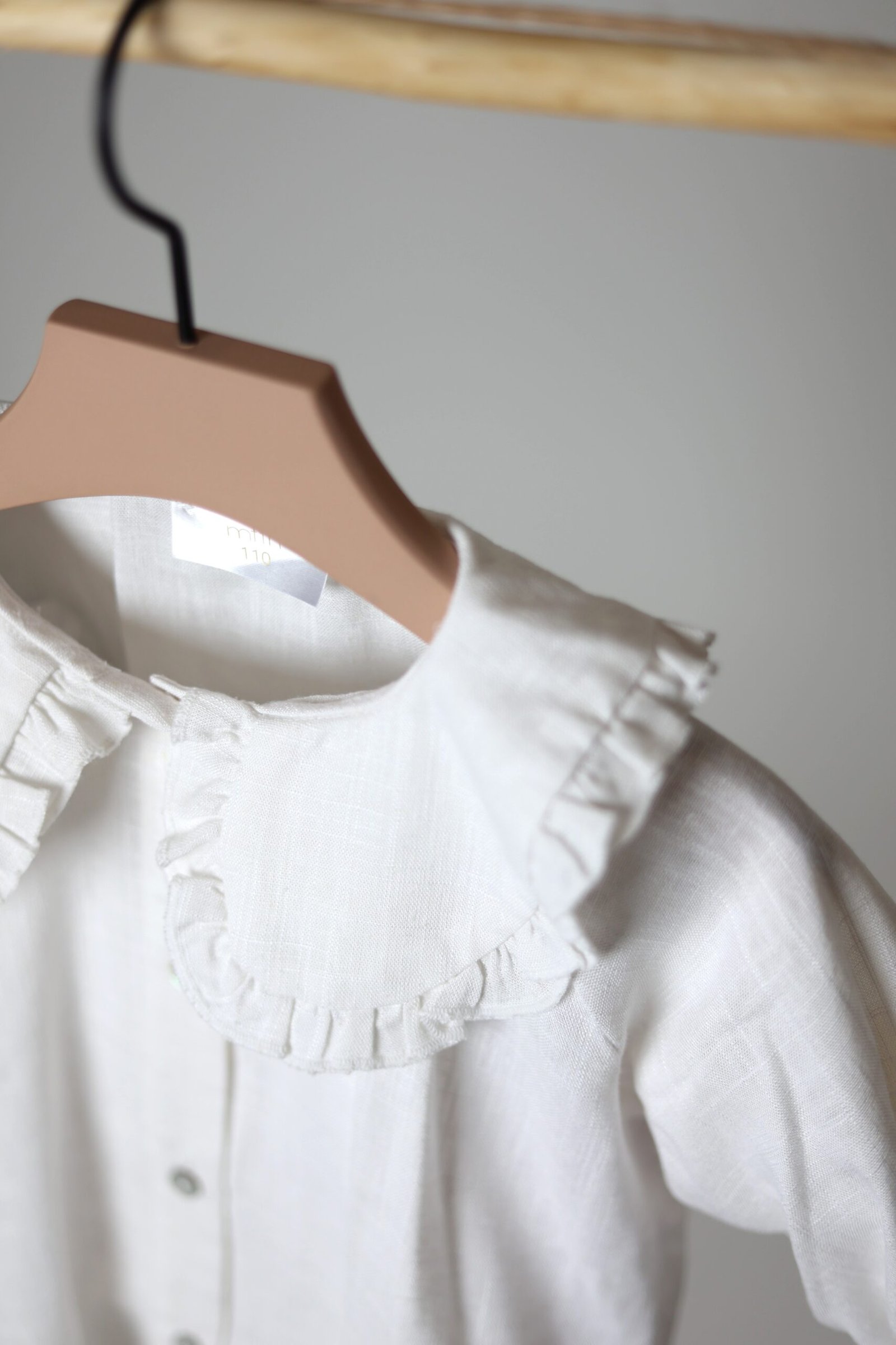 vaikiški lininiai marškiniai su apykakle ir raukiniais