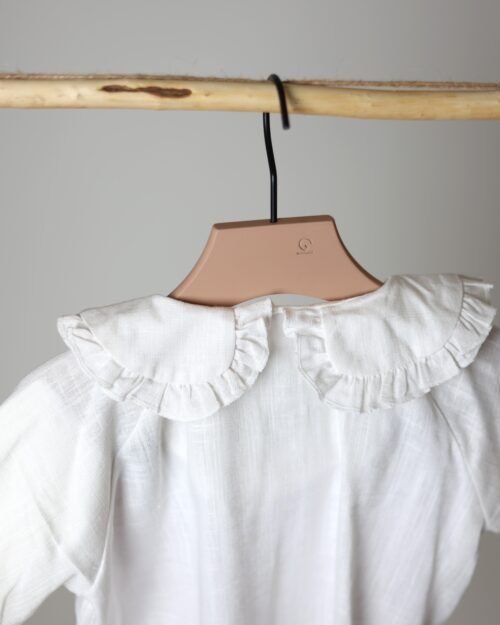 balti lininiai marškiniai su apykakle