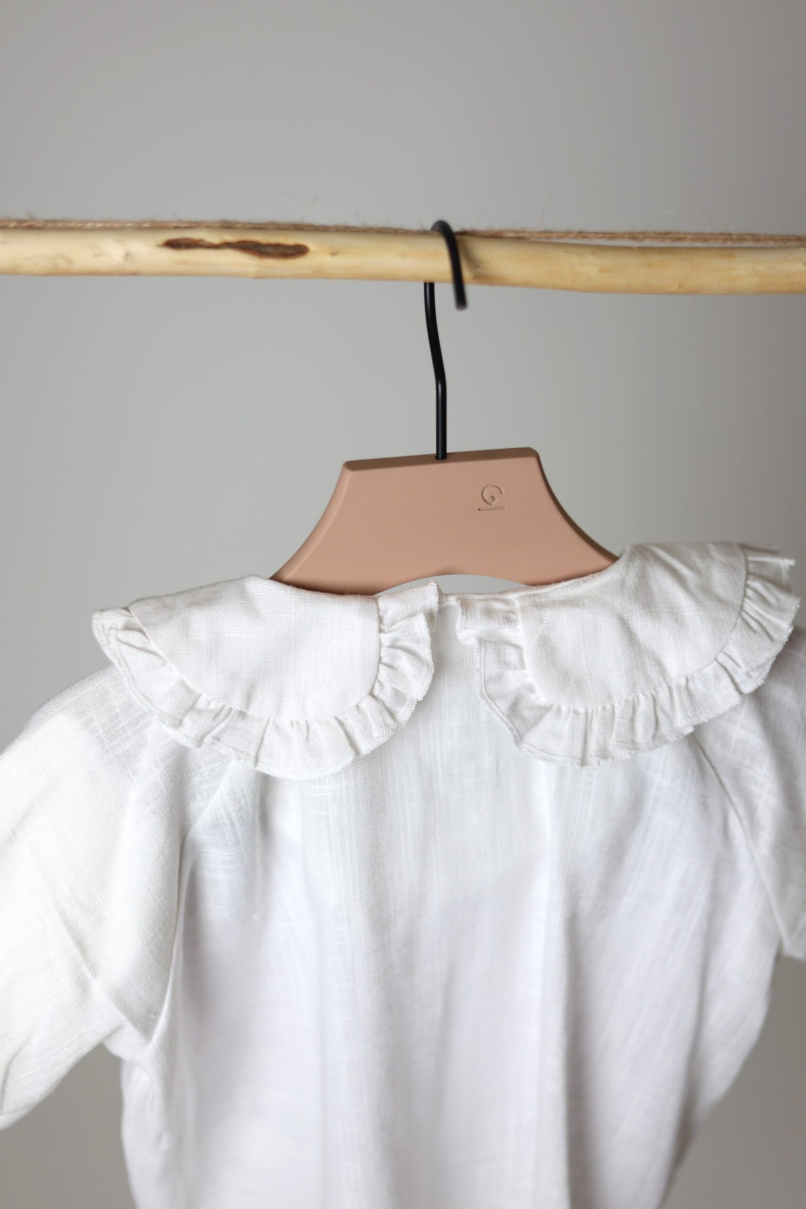 balti lininiai marškiniai su apykakle